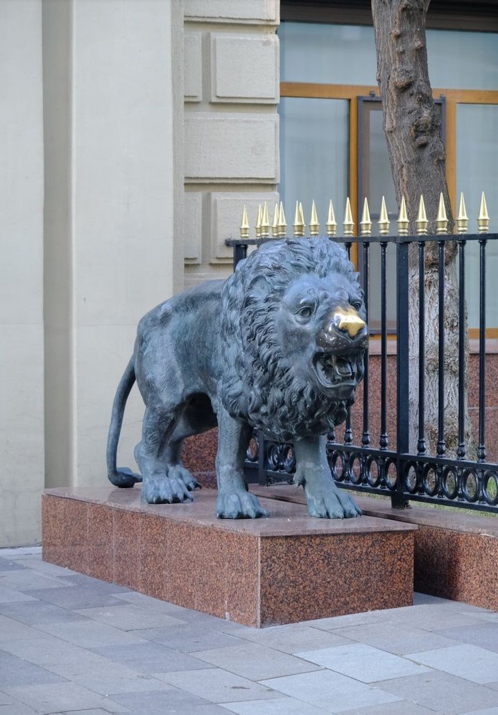 памятник льву